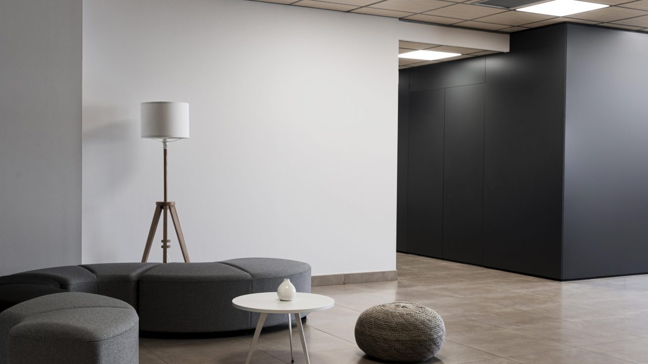 minimalist-empty-room-in-a-business-building